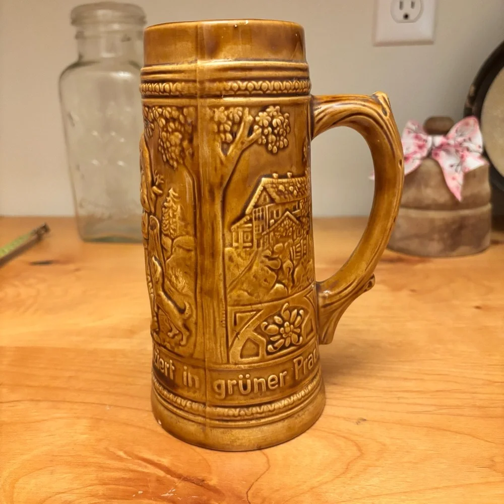 German-style Ceramic Beer Stein Es Lebe was auF Erden stolziert in grüner Prachh